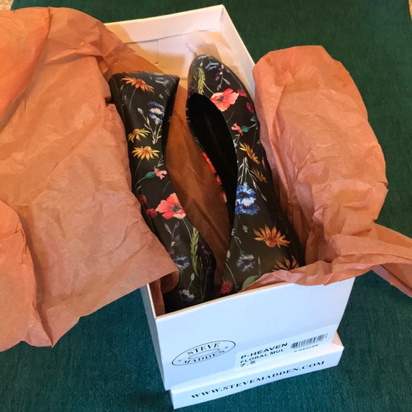 Steve Madden Heaven Black/Floral Flat - Picture 2 of 6